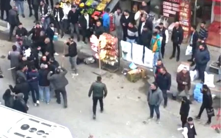 Husumetli iki aile sokak ortasında birbirine girdi: Silah sesleri mahalleyi ayağa kaldırdı