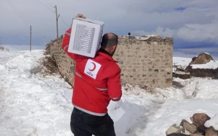 KIZILAY EKİPLERİ KAR, KIŞ DEMEDEN İHTİYAÇ SAHİPLERİNE ULAŞIYOR