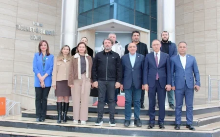 Iğdır Barosu Başkanı Ahmet Tutulmaz ve beraberindeki yönetim kurulu üyeleri, Odamıza iade-i ziyarette bulundu